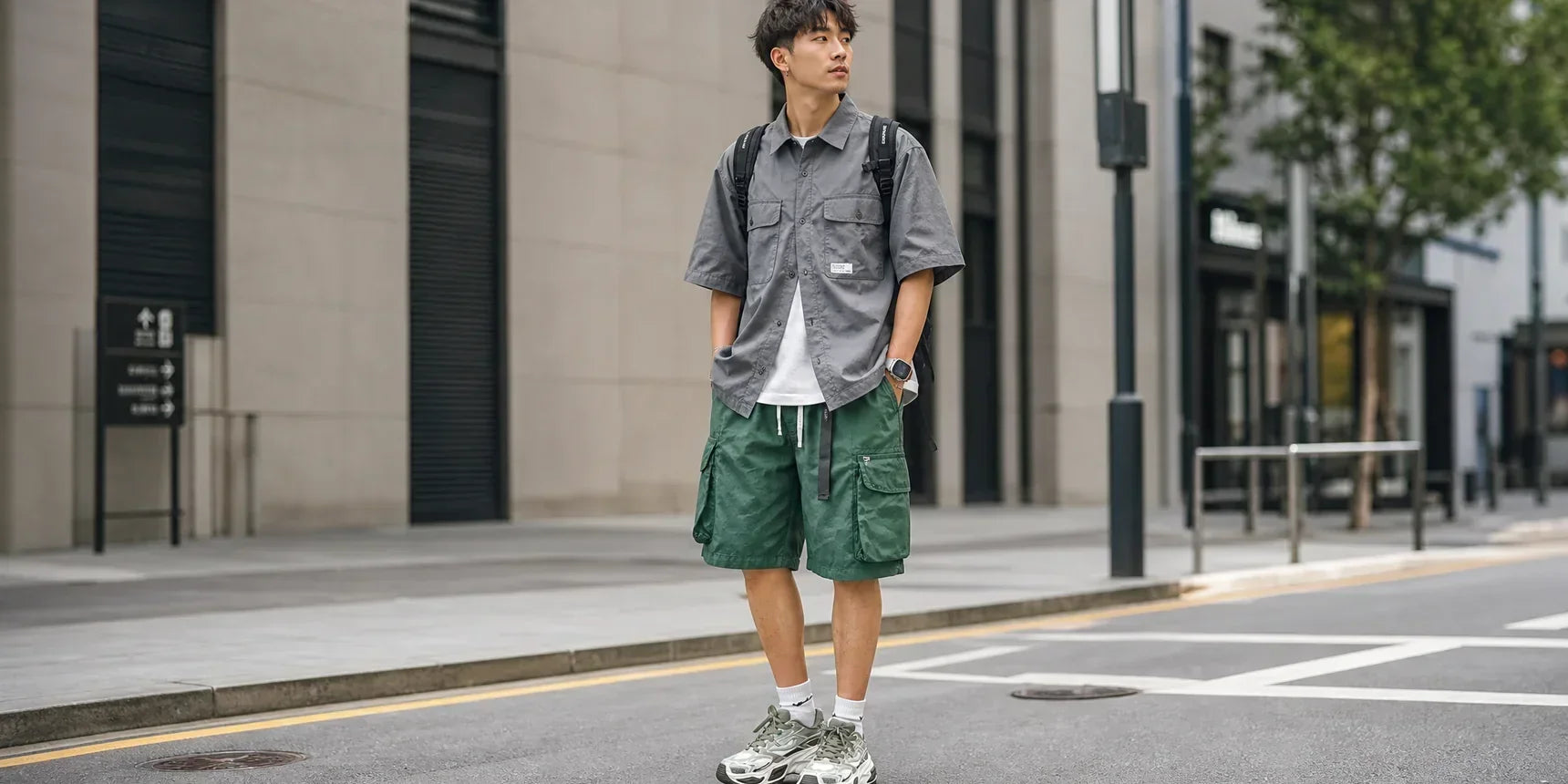 街頭實拍，展現質感十足的工裝穿搭男生穿搭風格。