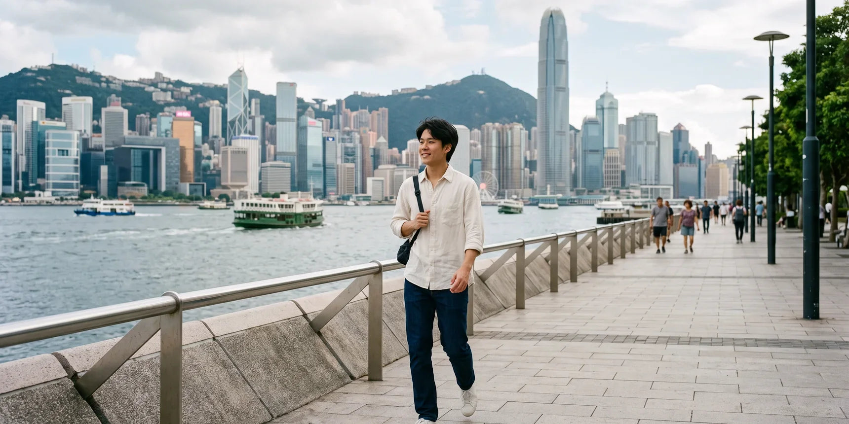 推薦香港秋季穿搭，這款薄牛仔褲提供極佳的透氣度與輕盈感，告別悶熱。