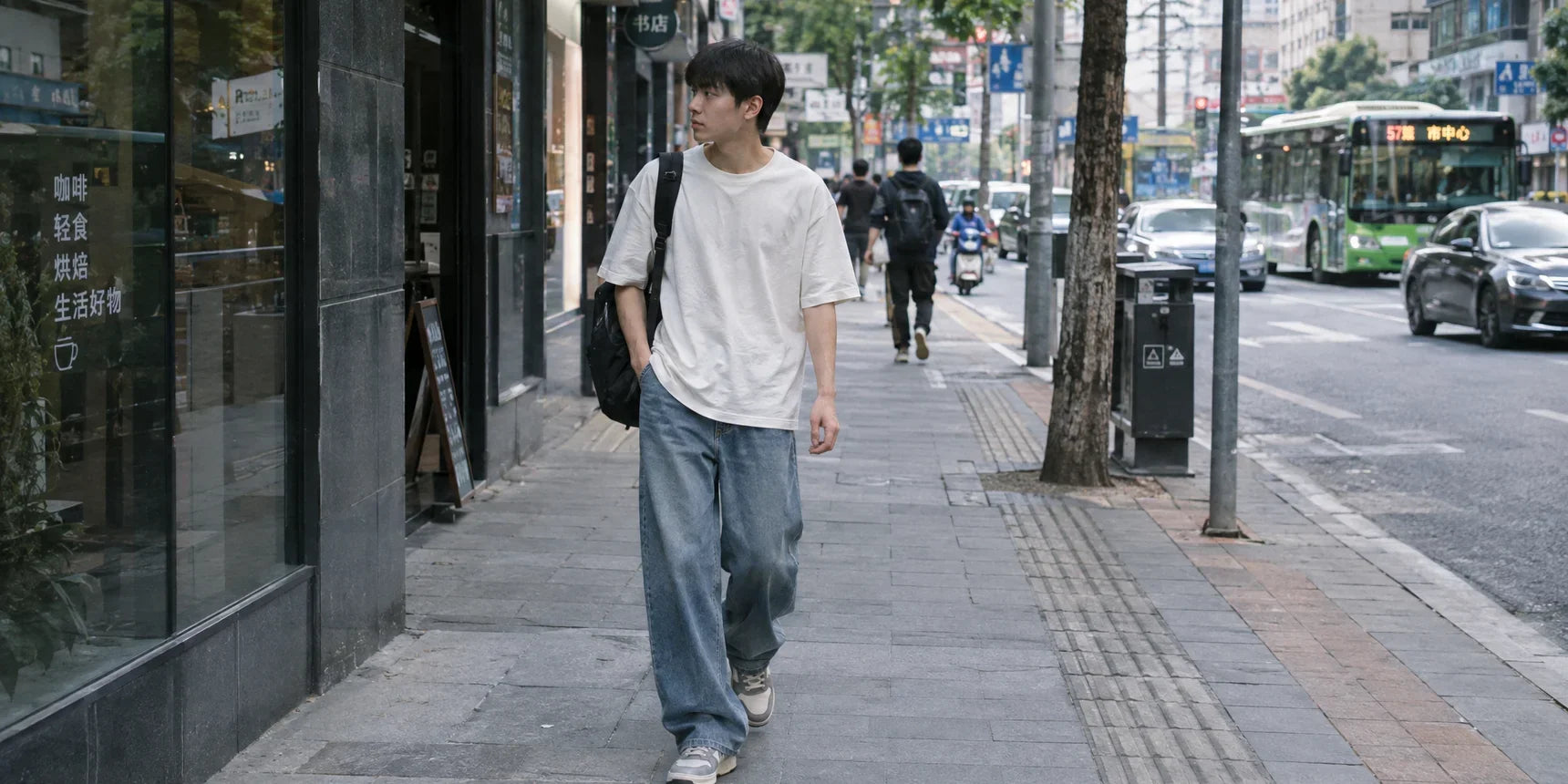 年輕男士著牛仔寬褲行街，褲腳剛好落鞋面，識揀牛仔褲尺寸即視覺增高