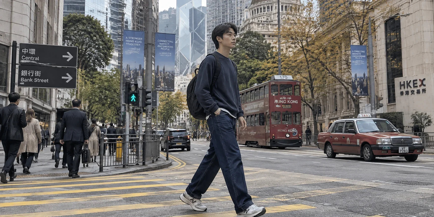 一位型男穿著重磅深藍色丹寧褲，展現簡約俐落的香港秋冬牛仔褲穿搭風格。