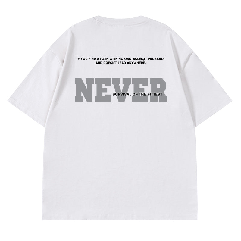 白色寬鬆短袖T恤背面，展示背部大面積灰色NEVER態度標語印花與高質感純棉面料細節