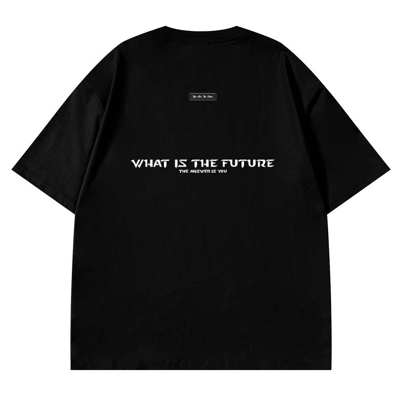 黑色寬鬆短袖T恤背面平拍圖，清晰呈現背部白色WHAT IS THE FUTURE藝術標語印花