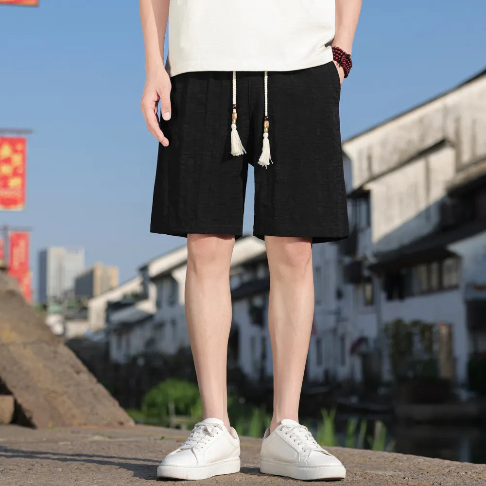 黑色日系棉麻五分休閒褲展示，寬鬆版型與極簡剪裁適合Clean Fit城市穿搭