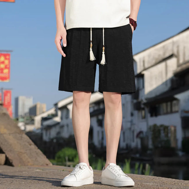 黑色日系棉麻五分休閒褲展示，寬鬆版型與極簡剪裁適合Clean Fit城市穿搭 Hover Image