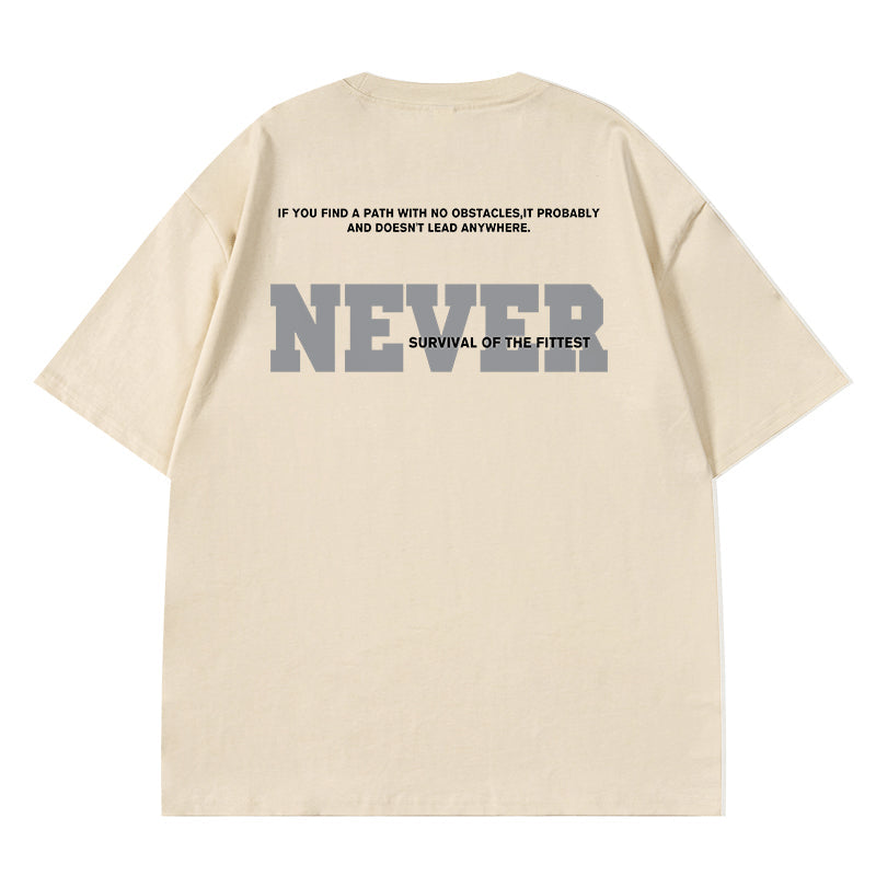 白色純棉短T正面平拍，胸前簡約NEVER印花與寬鬆落肩版型，展現日系極簡與街頭反差感
