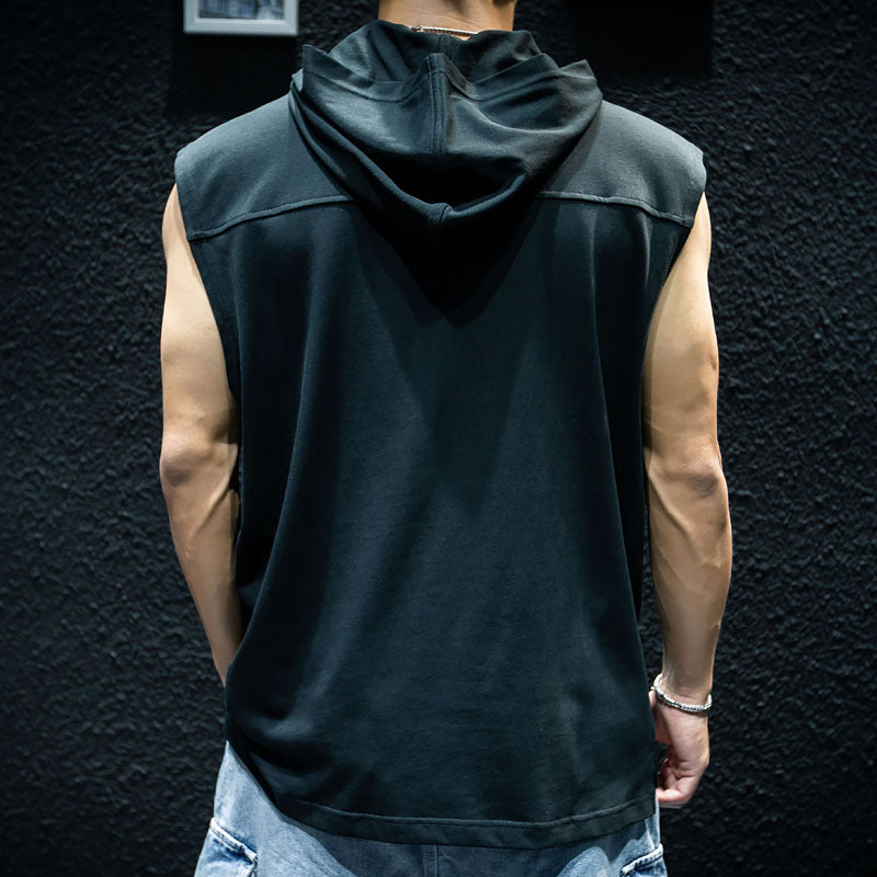 男模特兒身穿黑色連帽背心的背面視覺，立體連帽設計與寬鬆剪裁，呈現俐落的後背線條。