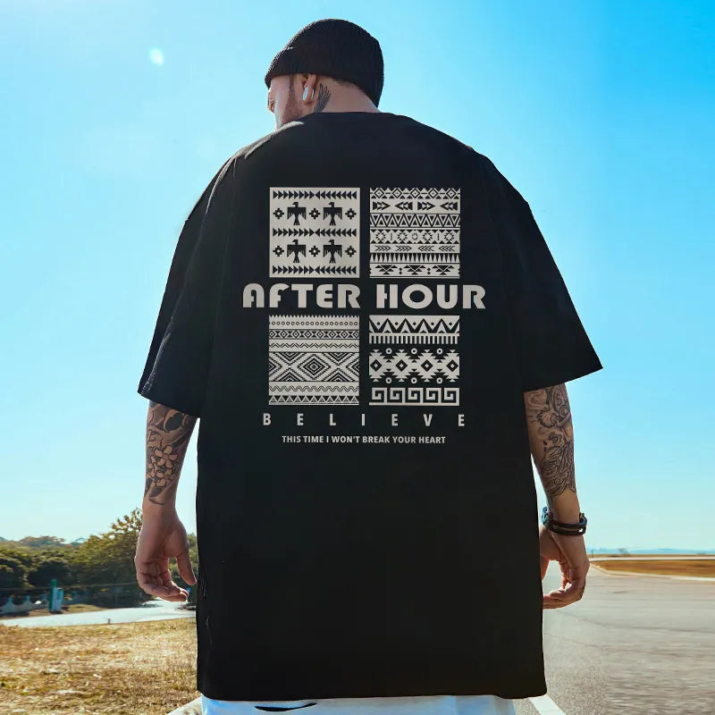 黑色 Oversized 短T背面實穿，AFTER HOUR 復古民族圖騰幾何印花在陽光下質感細緻。