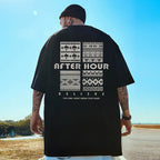 黑色 Oversized 短T背面實穿，AFTER HOUR 復古民族圖騰幾何印花在陽光下質感細緻。